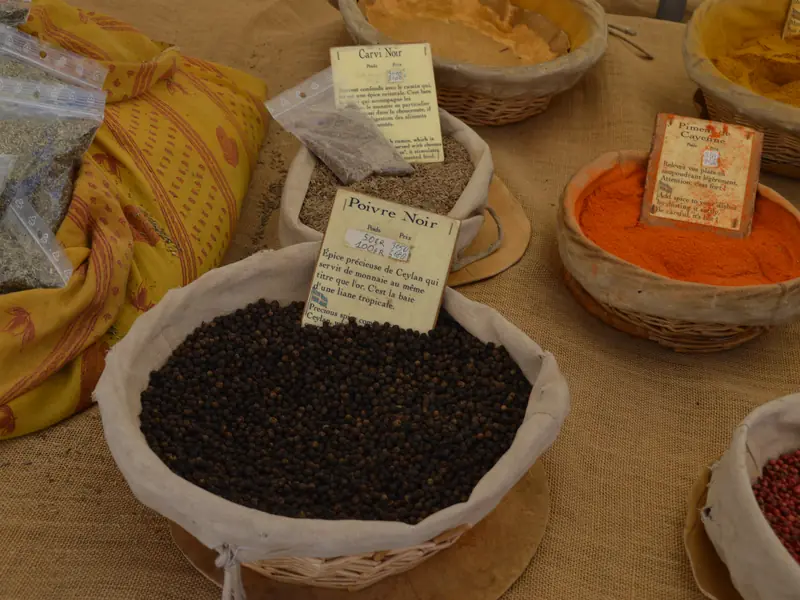 Kräuter und Gewürze in Körben auf einem provenzalischen Markt