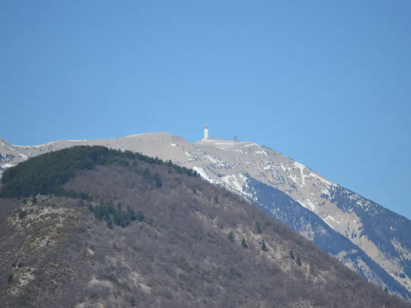 Der Gipfel des Mont Ventoux mit seinem Turm, Schneeflecken am kahlen Hang